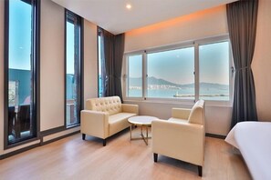 Signature Studio | Hypo-allergenic bedding, down comforters, individually decorated, desk - Hotel 701 (Changwon)