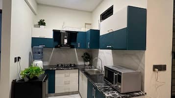 Køleskab, mikrobølgeovn, ovn, kogeplade