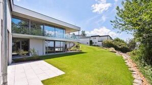 A modern two-story house with a spacious lawn and a glass balcony. - Lovely apartment in Tettnang with WiFi (Tettnang)