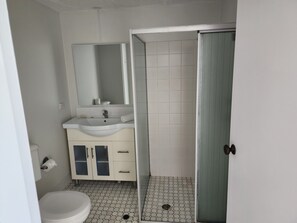 Serviettes fournies, savon, papier toilette