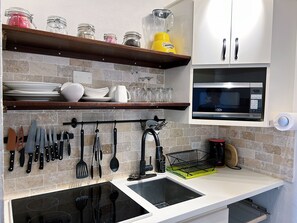 Réfrigérateur, four à micro-ondes, un four, surface de cuisson