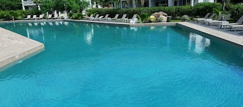 Cozy Beachfront Oasis less than 10 steps away from white sand beach