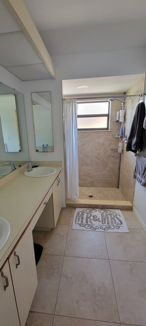 Regadera, secadora de cabello, bidet, toallas 