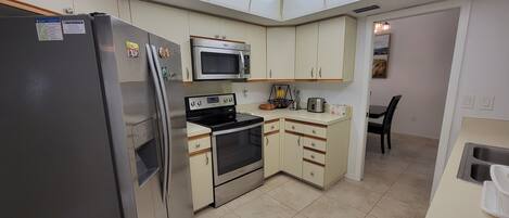 Kjøleskap, mikrobølgeovn, ovn og kokeplater