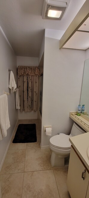 Shower, hair dryer, bidet, towels - Warm and exciting Floridian getaway. Near the beach, downtown, and all the fun! (Fort Myers)