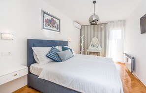 4 makuuhuonetta, tallelokero huoneessa, silitysrauta/-lauta