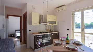 Frigorifero, piano cottura, macchina per tè/caffè