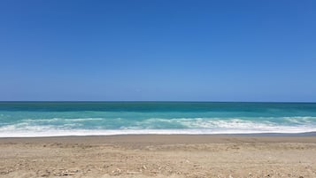 Una spiaggia nelle vicinanze