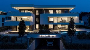 Een modern huis met twee verdiepingen en een zwembad, aangeduid als 'HADRIE D1'.