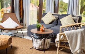 Smart TV, fireplace, stereo