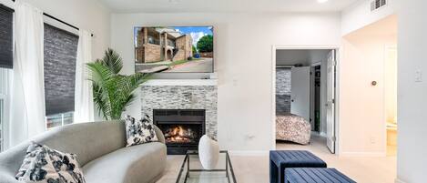 Smart TV, chimenea, monitor de computadora