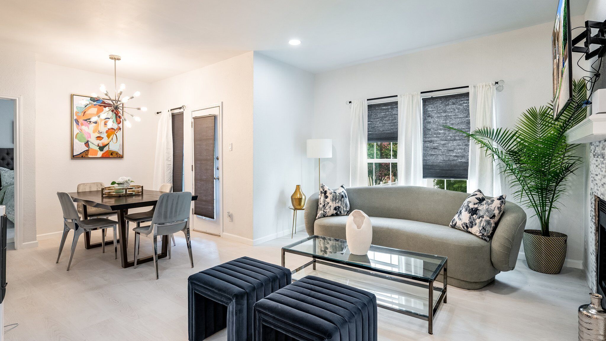 TV connectée, cheminée, écrans d'ordinateur