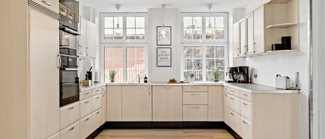 Fridge, dishwasher, coffee/tea maker
