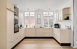 Fridge, microwave, dishwasher, coffee/tea maker - Amazing home in Skærbæk with kitchen (Skærbæk)