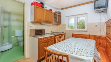 Réfrigérateur, four, plaque de cuisson, cafetiÚre/bouilloire