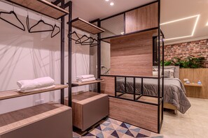 3 habitaciones, tabla de planchar con plancha, wifi y ropa de cama 