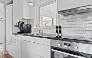 Een koelkast, een oven, een kookplaat, een vaatwasser