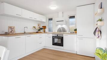 Fridge, stovetop, dishwasher, coffee/tea maker