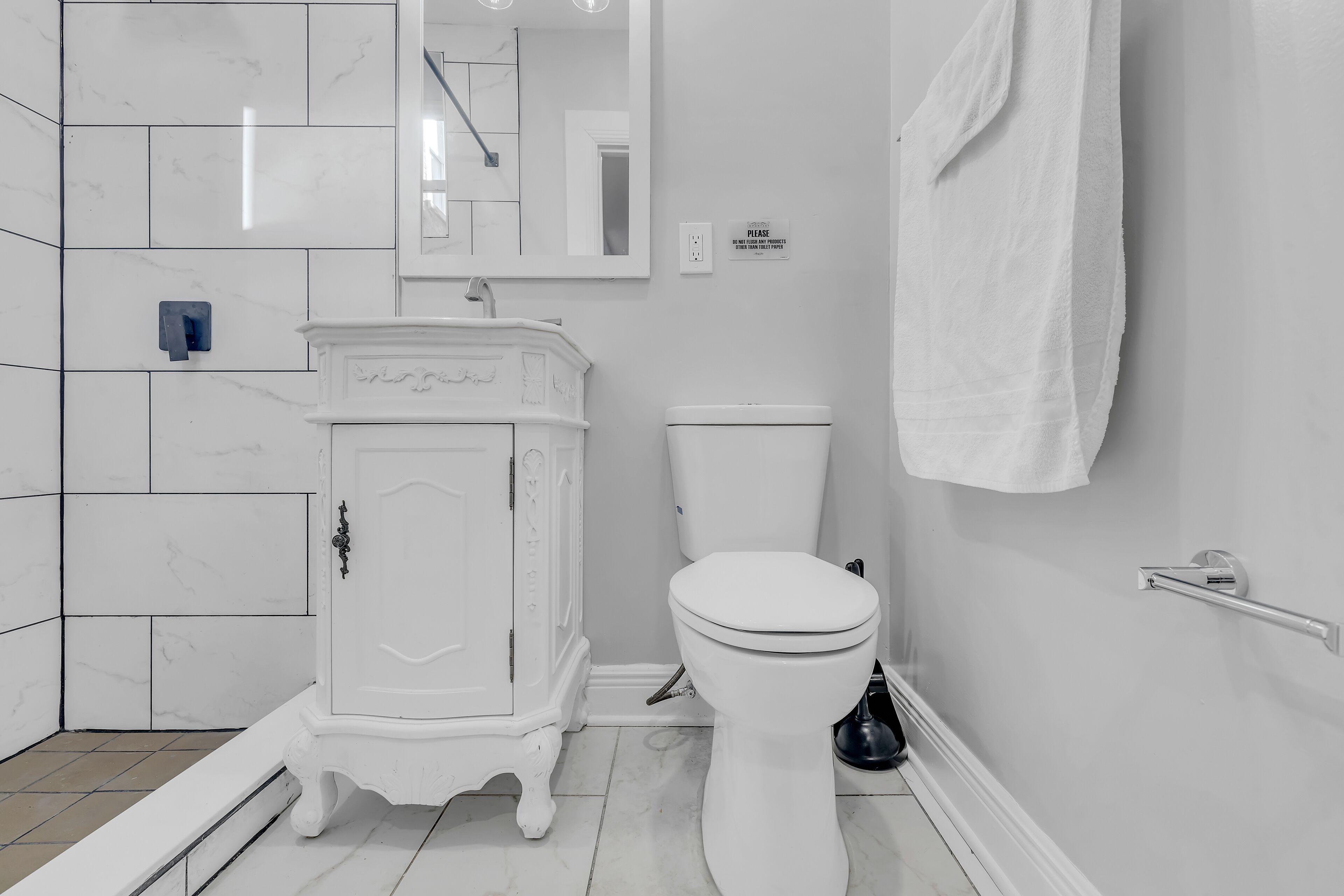 Apartment | Bathroom | Shower, hair dryer, towels, soap