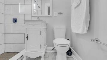 Apartment | Bathroom | Shower, hair dryer, towels, soap