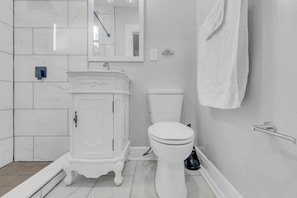 アパートメント | バスルーム | シャワー、ヘアドライヤー、タオル、石鹸