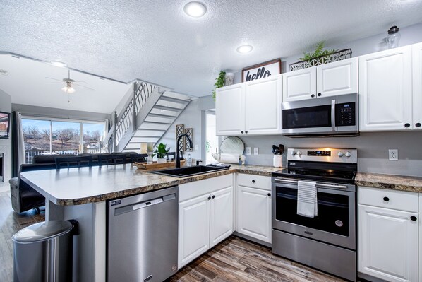 ثلاجة، ميكروويف، فرن، موقد طهي مسطح