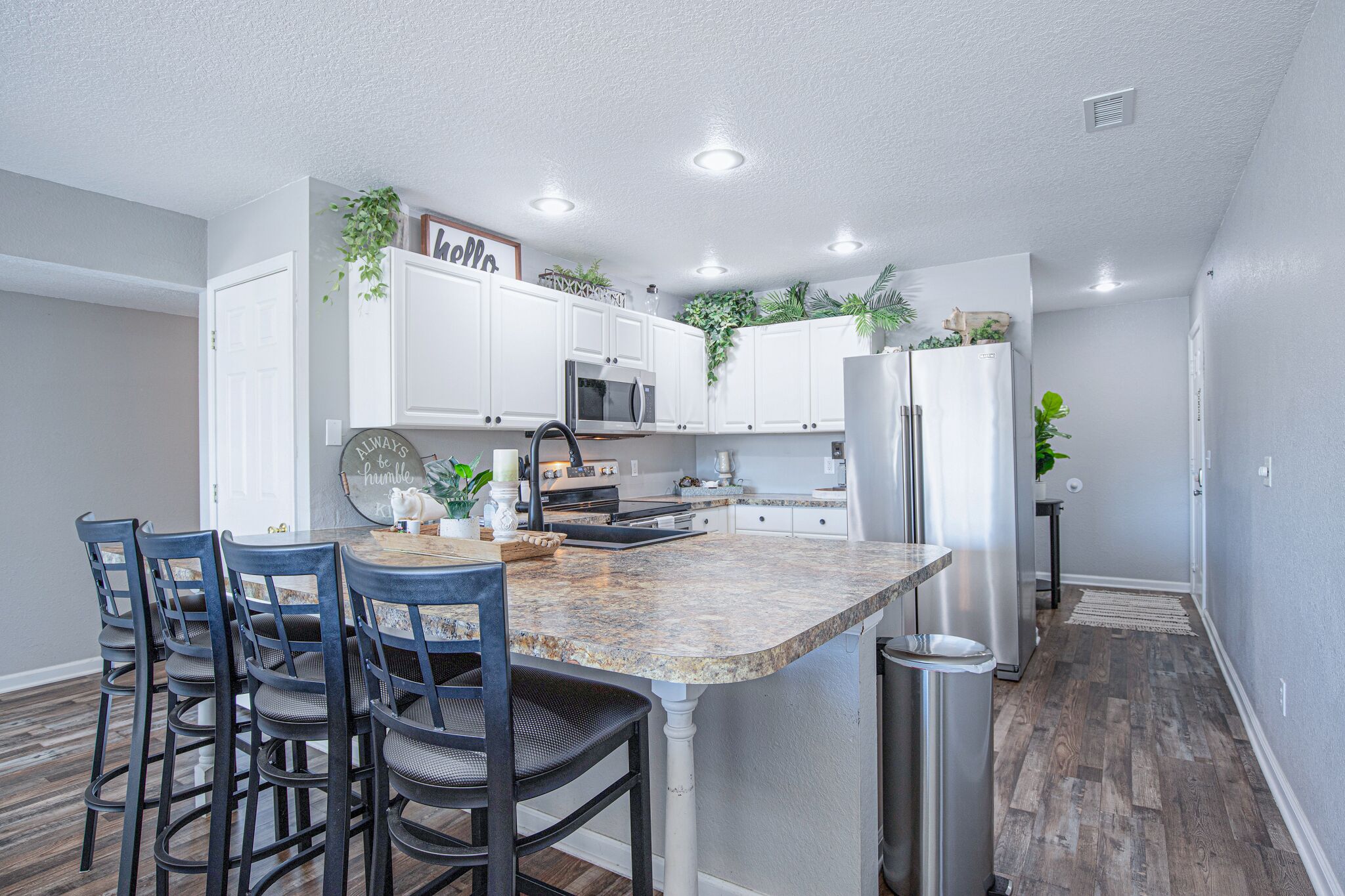 Réfrigérateur, micro-ondes, four, plaque de cuisson