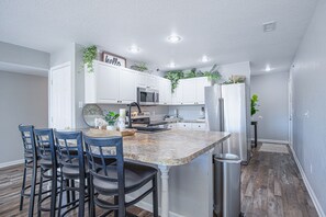 冷蔵庫、電子レンジ、オーブン、コンロ