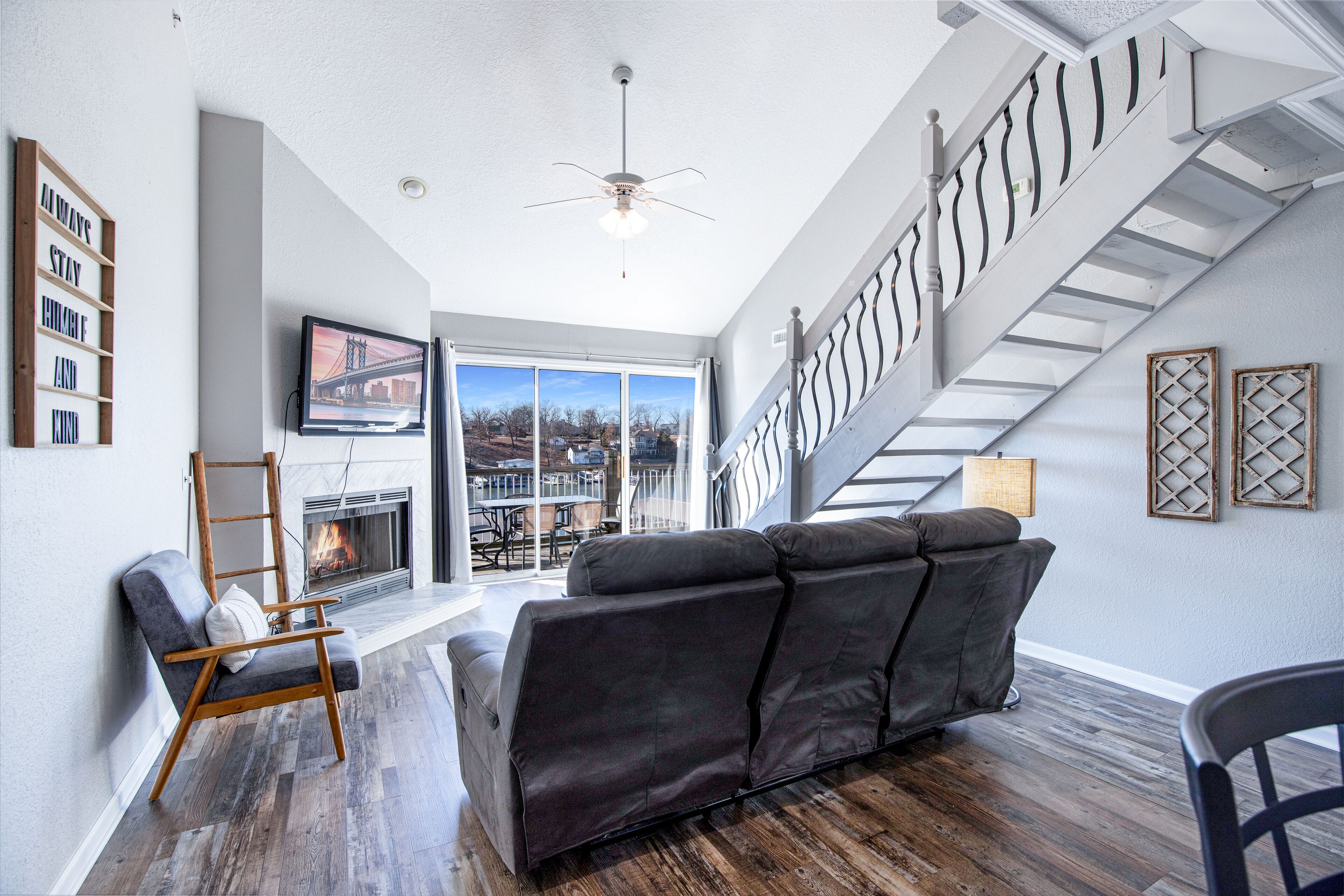 4 Bdrm @ The Ledges! Top-floor By Just 4 Steps! Boat Docks, Sandy Beach, 2 Pools - Missouri