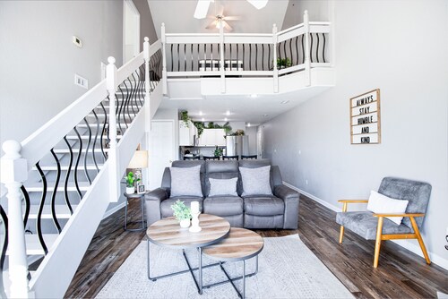 4 Bdrm @ THE LEDGES! Top-Floor by just 4 steps! Boat Docks, Sandy Beach, 2 Pools