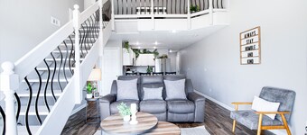 4 Bdrm @ THE LEDGES! Top-Floor by just 4 steps! Boat Docks, Sandy Beach, 2 Pools