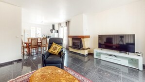 Living area - Amazing home in Médis with WiFi (Médis)