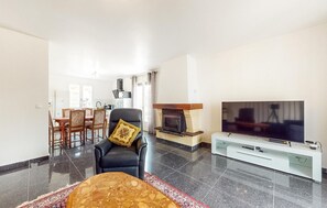 Smart TV, fireplace