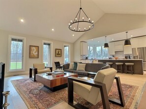 TV, fireplace, table football, ping pong - Walk to the beach! Pool/Hot Tub/5 Bedrooms/AC/WiFi (Fennville)