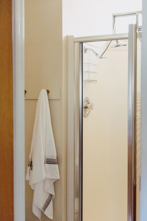 Dusche, Haartrockner, Handtücher, Seife