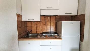 Frigorifero, tostapane, seggiolone, pentole/stoviglie/utensili