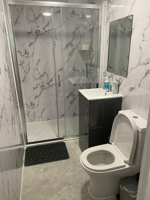 تجهيزات دش، مجففات شعر، مناشف، ورق حمّام