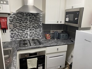 ثلاجة، ميكروويف، فرن، موقد طهي مسطح