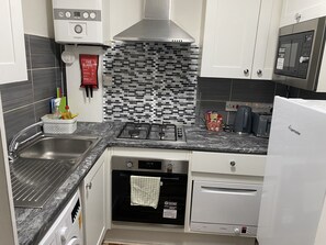 Geladeira, micro-ondas, fogão, cooktop