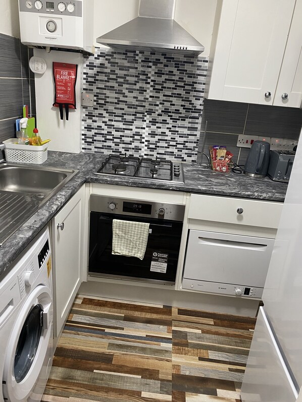 ثلاجة، ميكروويف، فرن، موقد طهي مسطح