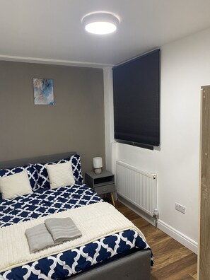 2 عدّة غرف نوم ومكواة/لوح كي وواي فاي مجانًا وملاءات أسرّة