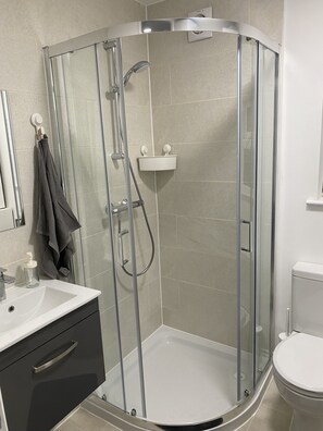 淋浴设施、毛巾、肥皂、卫生纸