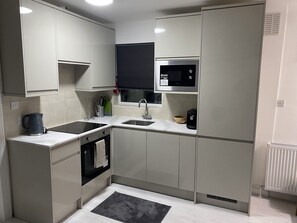 Geladeira, micro-ondas, fogão, cooktop