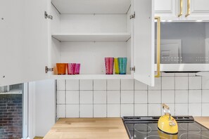 Apartment | Shared kitchen | Mini-fridge, microwave, oven, stovetop - Fairmount Oasis W Oxford St 2BR Haven (Philadelphia)