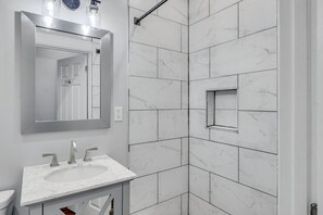 Apartment | Bathroom | Shower, hair dryer, towels, soap - Fairmount Oasis W Oxford St 2BR Haven (Philadelphia)