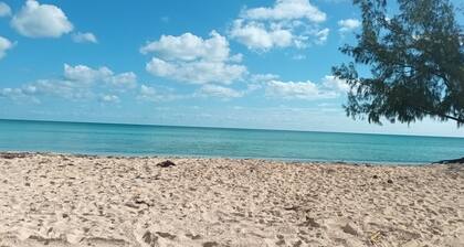 Breezey Get-Away near to beach and park. Ask us about meal prep and delivery.