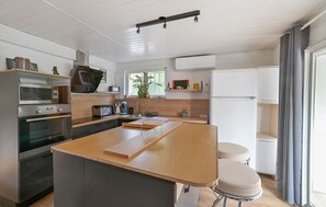 Een microgolfoven, een oven, een koffiezetapparaat/waterkoker