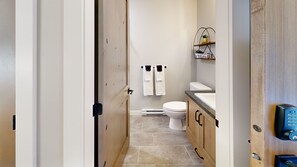 Een douche, handdoeken