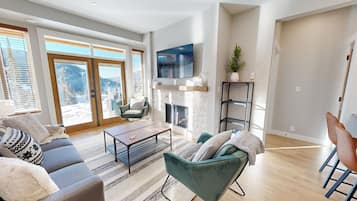 Televisión y chimenea