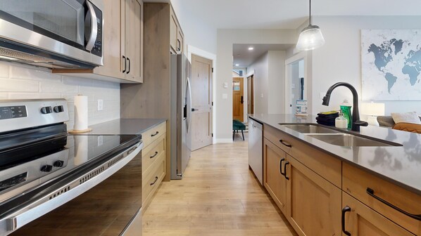 Coffee/tea maker, fridge, microwave, oven